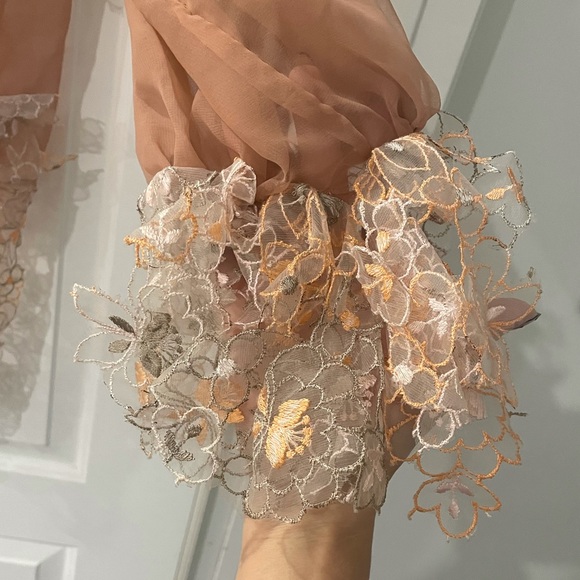 Tulle Robe with floral appliqué - Picture 4 of 5